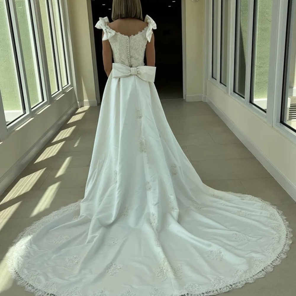 Ivory Lace Mermaid Wedding Dress with Bow Shoulder Details. look at all pic